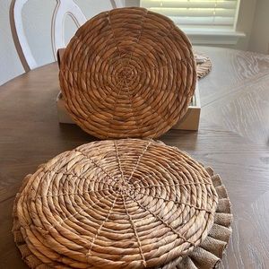 Set of 4 pier 1 woven place mats/table set for dinner table or decor